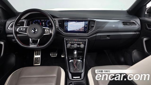 Volkswagen T-Roc — interior