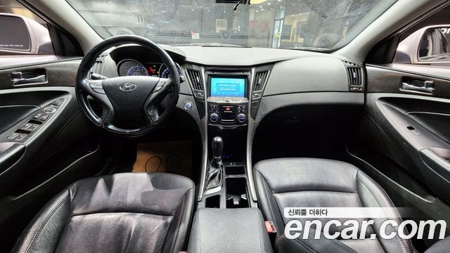 Hyundai Sonata — interior