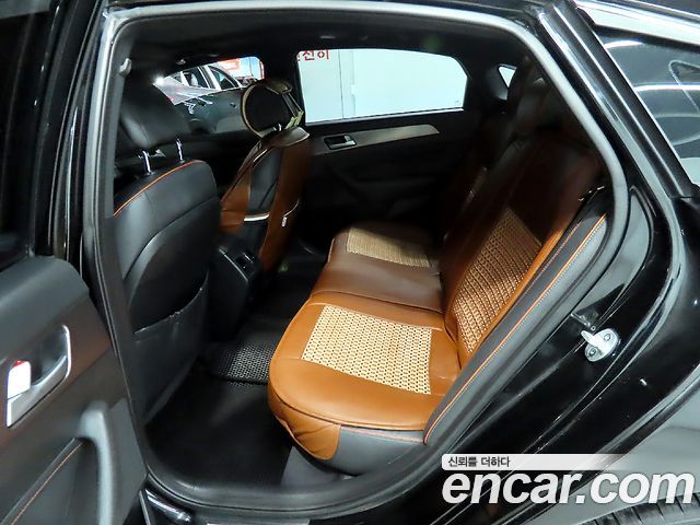 Hyundai Sonata — interior