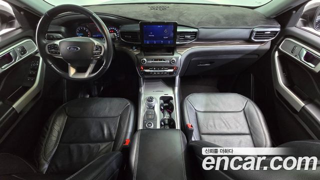 Ford Explorer — interior