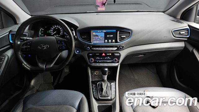Hyundai Ioniq — interior