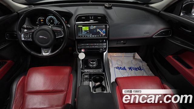 Jaguar XE — interior
