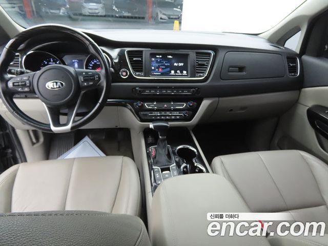 Kia Carnival — interior