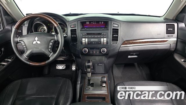 Mitsubishi Pajero — interior