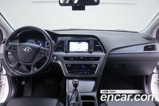 Hyundai Sonata — interior