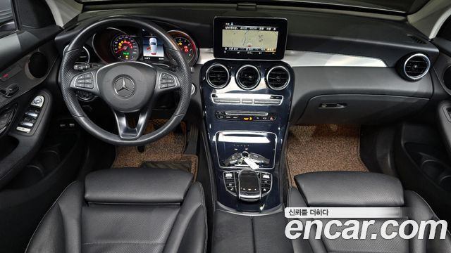 Mercedes-Benz GLC-Class — interior