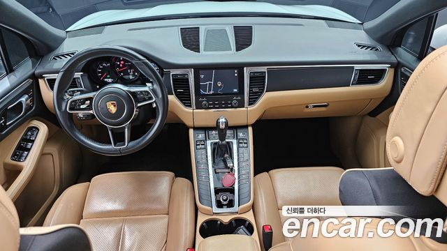 Porsche Macan — interior