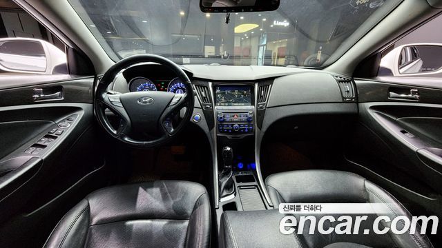 Hyundai Sonata — interior