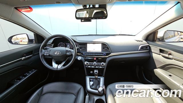 Hyundai Avante — interior