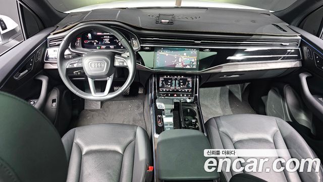 Audi Q7 — interior