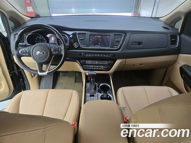 Kia Carnival — interior