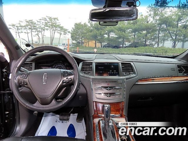 Lincoln MKS — interior