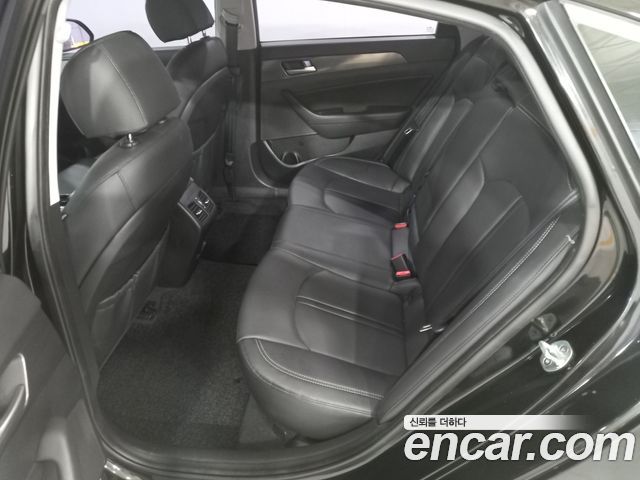 Hyundai Sonata — interior