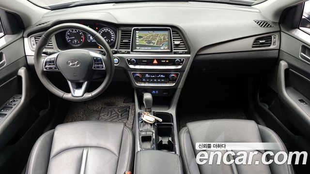 Hyundai Sonata — interior