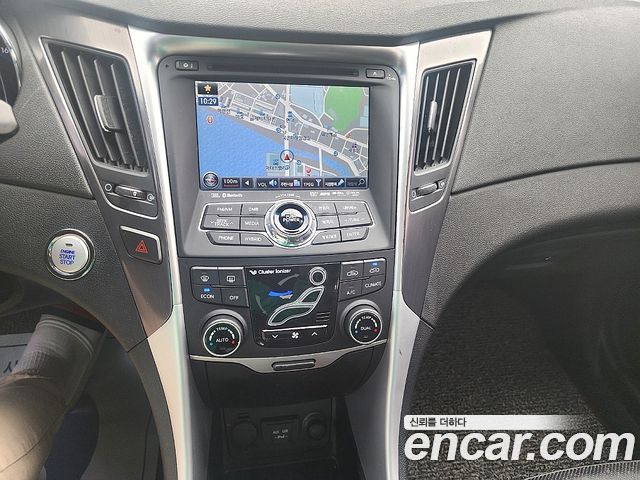 Hyundai Sonata — interior