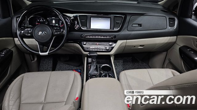 Kia Carnival — interior