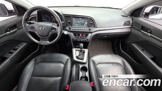 Hyundai Avante — interior