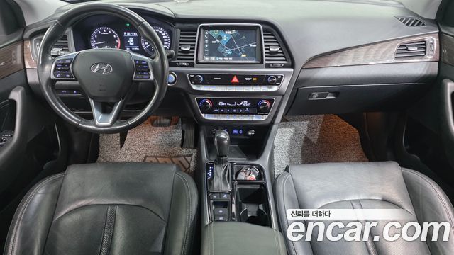 Hyundai Sonata — interior
