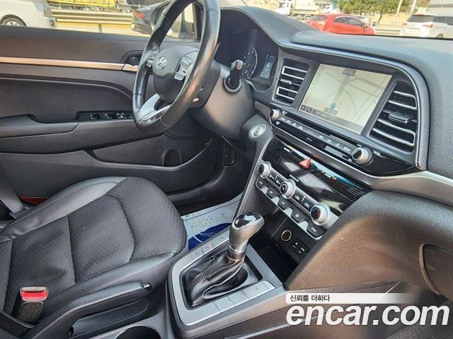 Hyundai Avante — interior