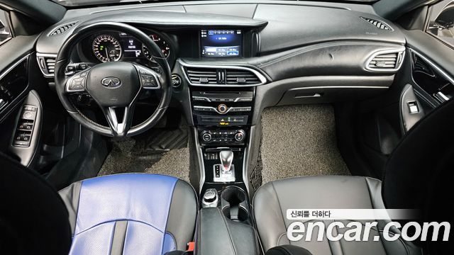 Infiniti Q30 — interior