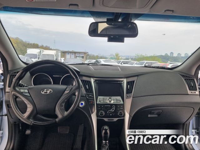 Hyundai Sonata — interior