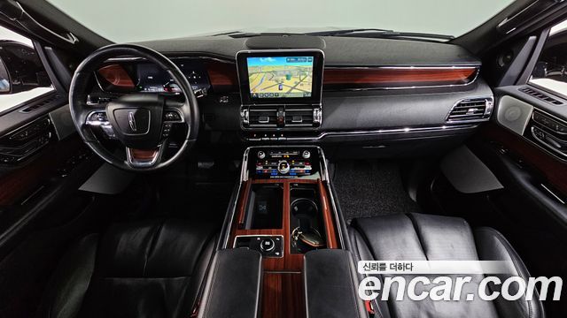 Lincoln Navigator — interior