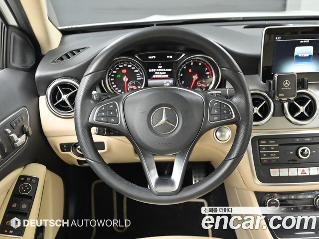Mercedes-Benz GLA-Class — interior