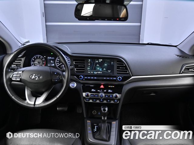 Hyundai Avante — interior