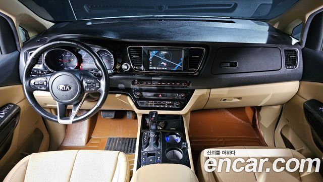 Kia Carnival — interior