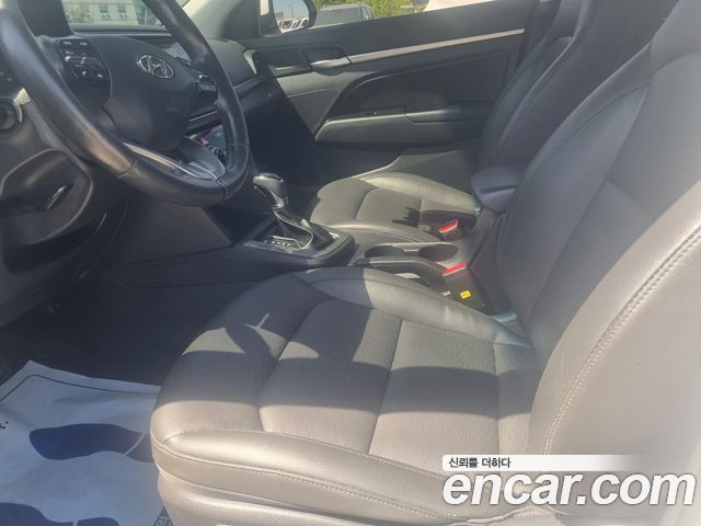 Hyundai Avante — interior