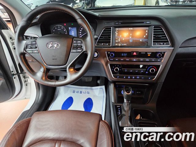 Hyundai Sonata — interior