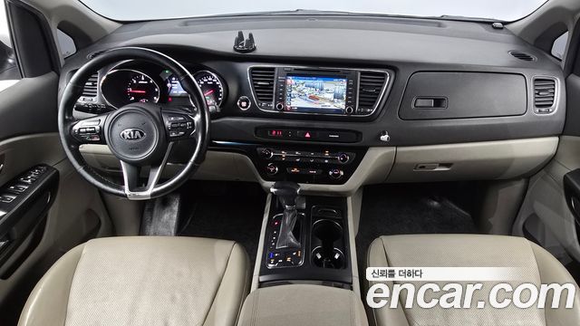 Kia Carnival — interior