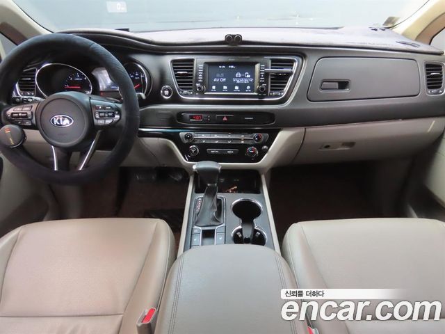 Kia Carnival — interior