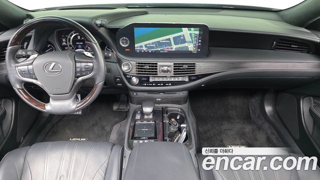 Lexus LS — interior