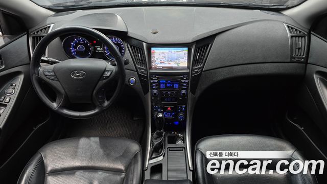 Hyundai Sonata — interior