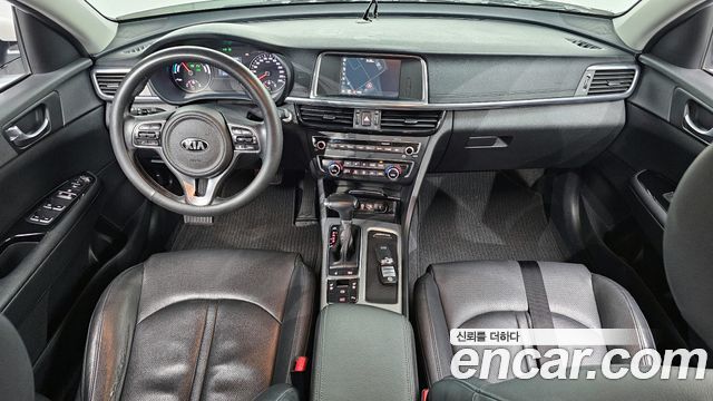 Kia K5 — interior