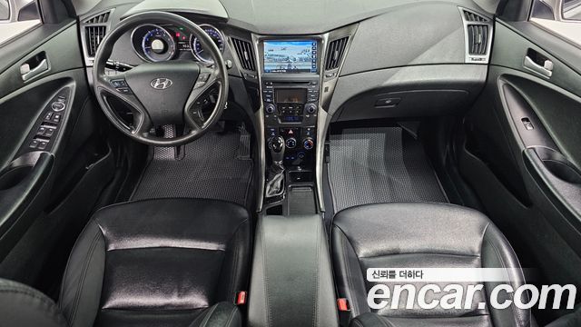 Hyundai Sonata — interior