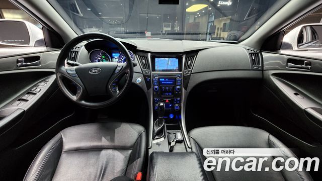 Hyundai Sonata — interior