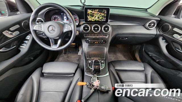 Mercedes-Benz GLC-Class — interior