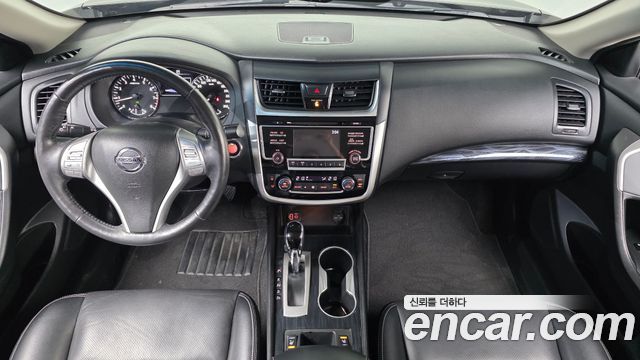 Nissan Altima — interior
