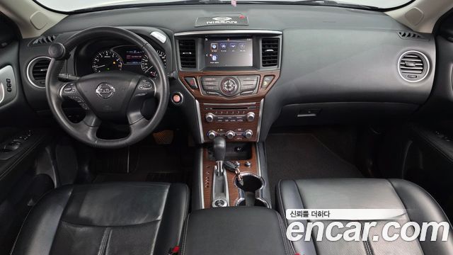 Nissan Pathfinder — interior