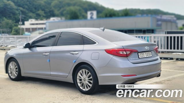 Hyundai Sonata — interior