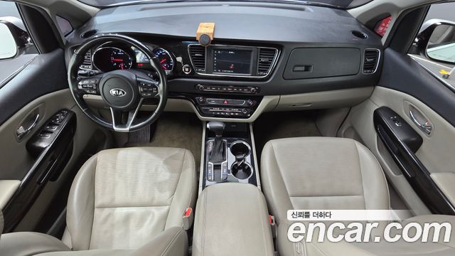 Kia Carnival — interior