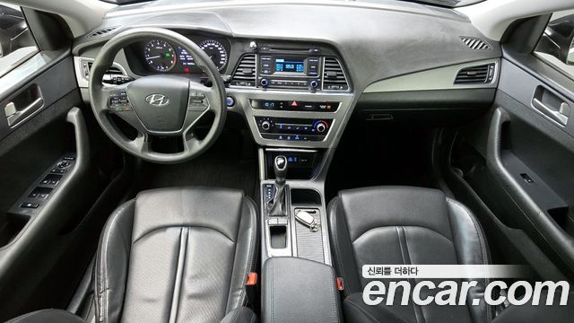 Hyundai Sonata — interior