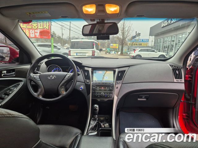 Hyundai Sonata — interior