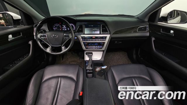 Hyundai Sonata — interior