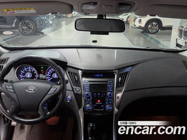 Hyundai Sonata — interior