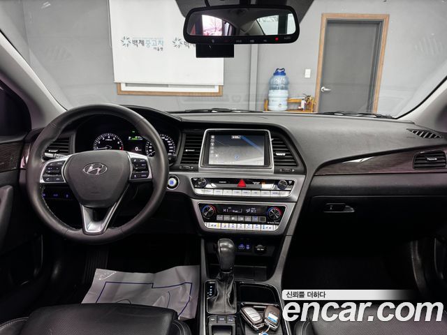 Hyundai Sonata — interior