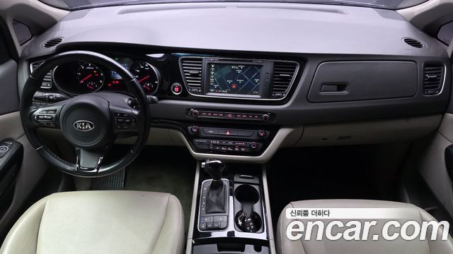 Kia Carnival — interior