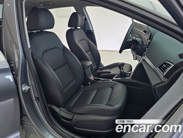 Hyundai Avante — interior